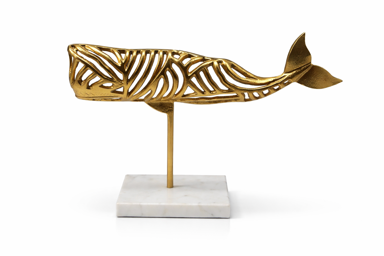 تمثال سمكة مصنوع يدويًا على قاعدة رخامية طبيعية