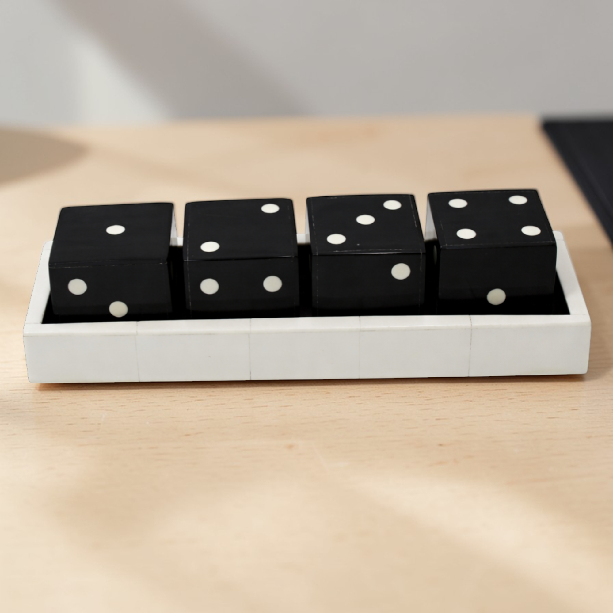 قطعة عرض طاولة ديكور مصنوعة يدويًا - صينية مع نرد