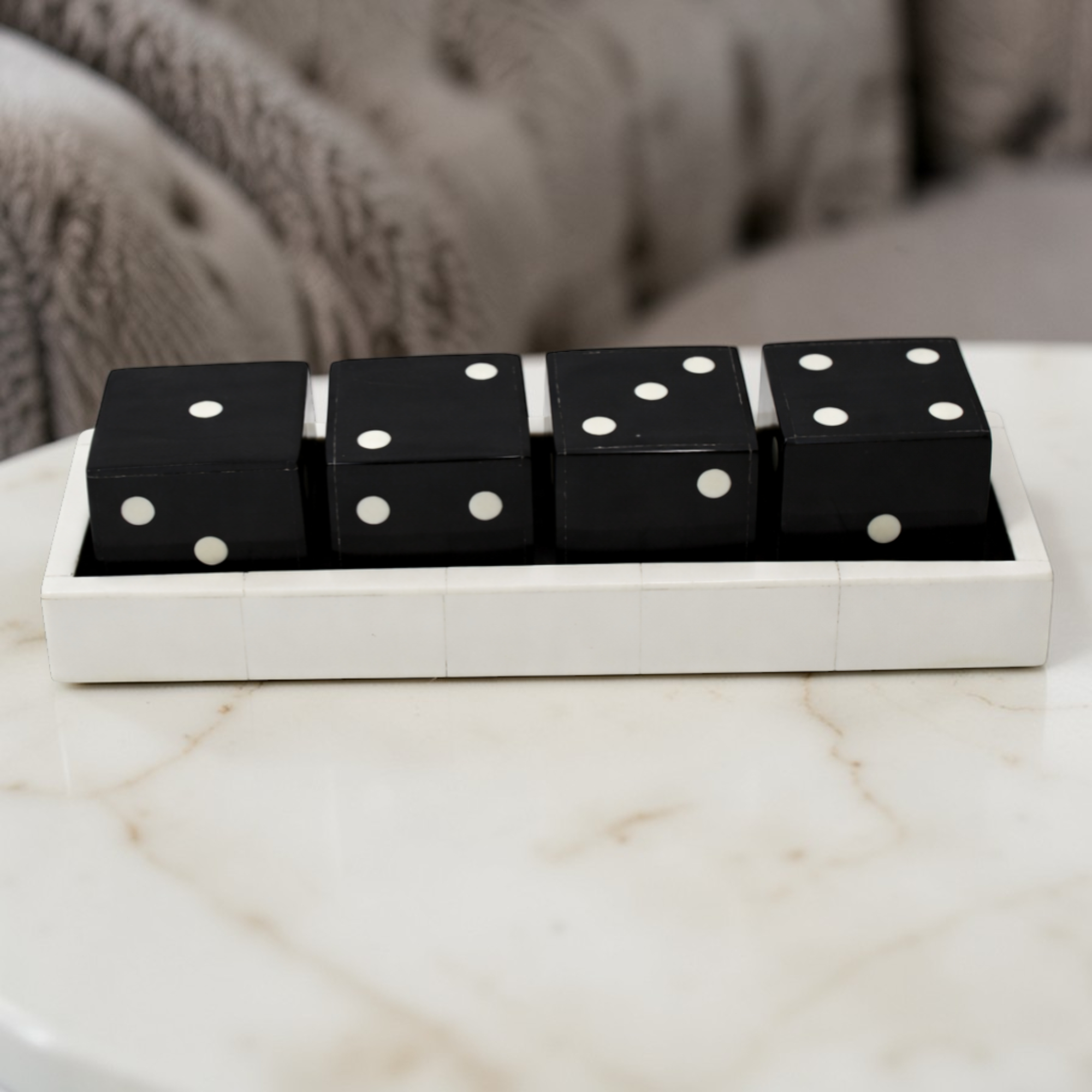 قطعة عرض طاولة ديكور مصنوعة يدويًا - صينية مع نرد