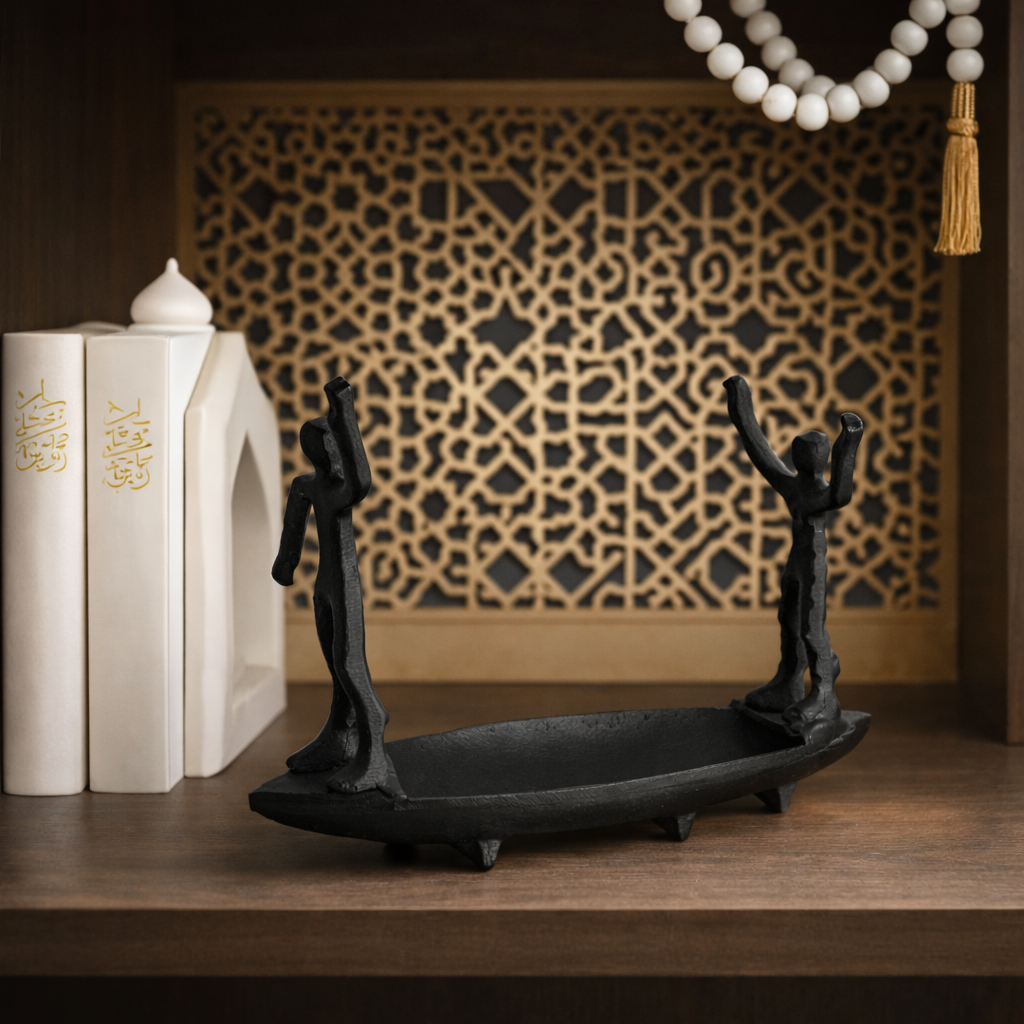 Handcrafted Tabletop Showpiece – Boat Man